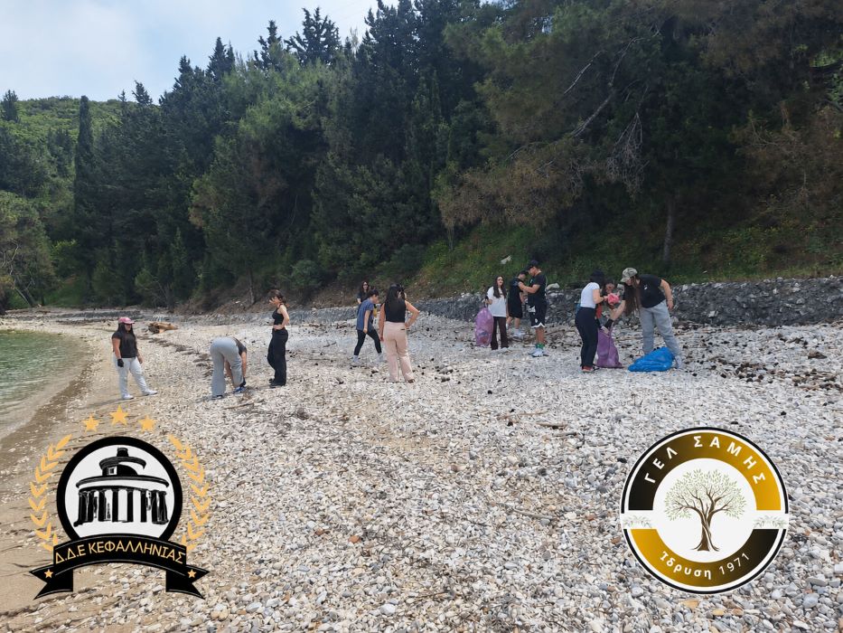 Οι μαθητές του ΓΕΛ Σάμης στην πρώτη γραμμή για την προστασία του περιβάλλοντος: Καθάρισαν την παραλία «Λουτρό» (εικόνες)