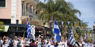 Το Αργοστόλι τίμησε με σεβασμό και υπερηφάνεια την 21η Μαΐου με μαθητική παρέλαση και κατάθεση στεφανιών (βίντεο – εικόνες)