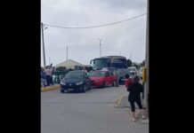 Μικροτροχαίο προκάλεσε κυκλοφοριακό «έμφραγμα» στη γέφυρα στο ποτάμι Ληξουρίου – Μισή ώρα αργότερα έφτασε στο σημείο η Αστυνομία (βίντεο)
