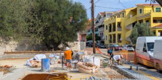 Ένας νέος κοινόχρηστος χώρος δημιουργείται στις Λαϊκές Κατοικίες του Δήμου Αργοστολίου με τη δημιουργία ανοιχτού θεάτρου (εικόνες)