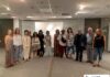 Με επιτυχία πραγματοποιήθηκαν τα εγκαίνια της ομαδικής εικαστικής έκθεσης «Ocean’s Breath» / «Η Ανάσα του Ωκεανού» στο Αργοστόλι (εικόνες)
