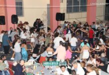 Με μεγάλη επιτυχία η Γιορτή της Κρεατόπιτας στην Αγία Θέκλη Κεφαλονιάς – Πλήθος κόσμου τίμησε την εκδήλωση με μουσική και πολύ χορό (βίντεο – εικόνες)
