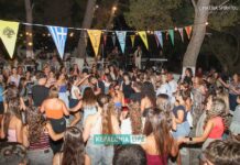 Πλήθος κόσμου στο Πανηγύρι της Αγίας Παρασκευής στα Φαρακλάτα Κεφαλονιάς: Μια βραδιά με κέφι, μουσική και χορό (βίντεο – εικόνες)