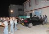 Ένα σταθμευμένο αυτοκίνητο “έκλεψε” την παράσταση μέσα στον χώρο εκδήλωσης της Χωροπούλας στο Ληξούρι: Το όχημα έμεινε, οι χορευτές προσαρμόστηκαν με την Αστυνομία και το Λιμεναρχείο απόντες (εικόνες)