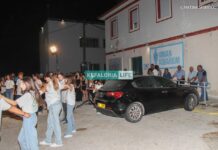 Ένα σταθμευμένο αυτοκίνητο “έκλεψε” την παράσταση μέσα στον χώρο εκδήλωσης της Χωροπούλας στο Ληξούρι: Το όχημα έμεινε, οι χορευτές προσαρμόστηκαν με την Αστυνομία και το Λιμεναρχείο απόντες (εικόνες)