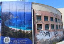 Τα θεματικά πανιά επέστρεψαν στο Ληξούρι… γιατί τα “χτυπημένα” κτίρια απλώς τα σκεπάζουμε – Όταν η αισθητική γίνεται κουβέρτα αποθήκης (εικόνες)