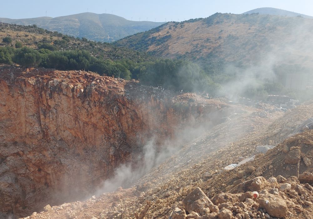 Η Λαγκάδα Κεφαλονιάς συνεχίζει να καίει 13εις μήνες από την αρχική πυρκαγιά – Κυβέρνηση, Περιφέρεια ΙΝ και Δήμος Αργοστολίου συνεχίζουν να αδιαφορούν (βίντεο)