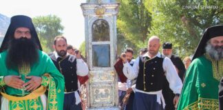 Με βαθιά κατάνυξη η Λιτάνευση του Ιερού Σκηνώματος του Αγίου Γερασίμου στην Κεφαλονιά με πλήθος πιστών από Ελλάδα και εξωτερικό (βίντεο – εικόνες)