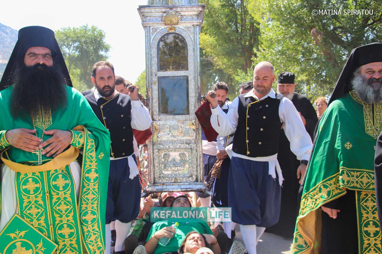 Με βαθιά κατάνυξη η Λιτάνευση του Ιερού Σκηνώματος του Αγίου Γερασίμου στην Κεφαλονιά με πλήθος πιστών από Ελλάδα και εξωτερικό (βίντεο – εικόνες)