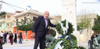 Ο Βαγγέλης Θεοφιλάτος κατέθεσε στεφάνι για τους ήρωες του 1940 μετά την επίσημη τελετή – Κατήγγειλε τον Δήμαρχο Ληξουρίου για αποκλεισμό (βίντεο – εικόνες)